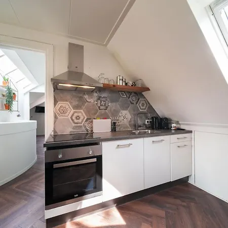 Dierenweide Upstairs Apartment *